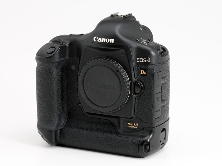 Canon EOS 1Ds Mark II Frontal View